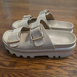 Like new, slip on nude sandals!